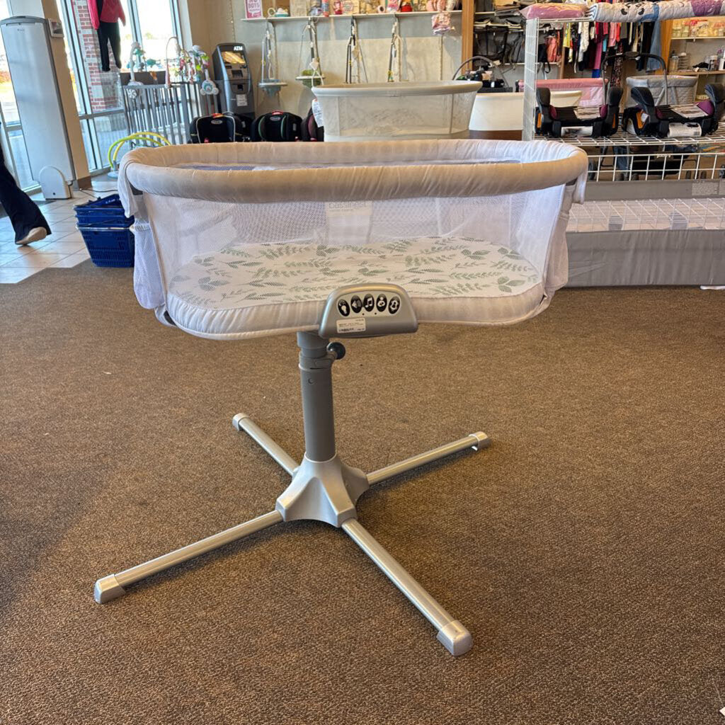 *Bassinest Swivel Sleeper