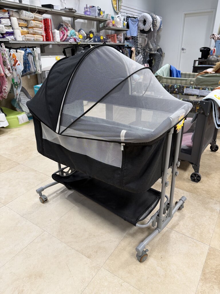 *Bedside bassinet w/Cloud&Salt Design