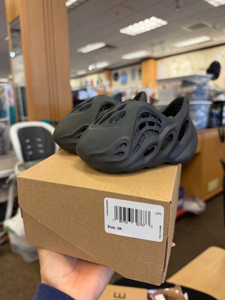 Yeezy Foam RNR W/BOX