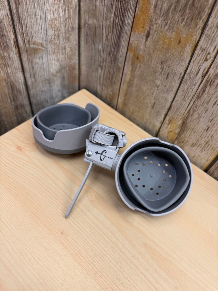 Pull & Twist Cupholder