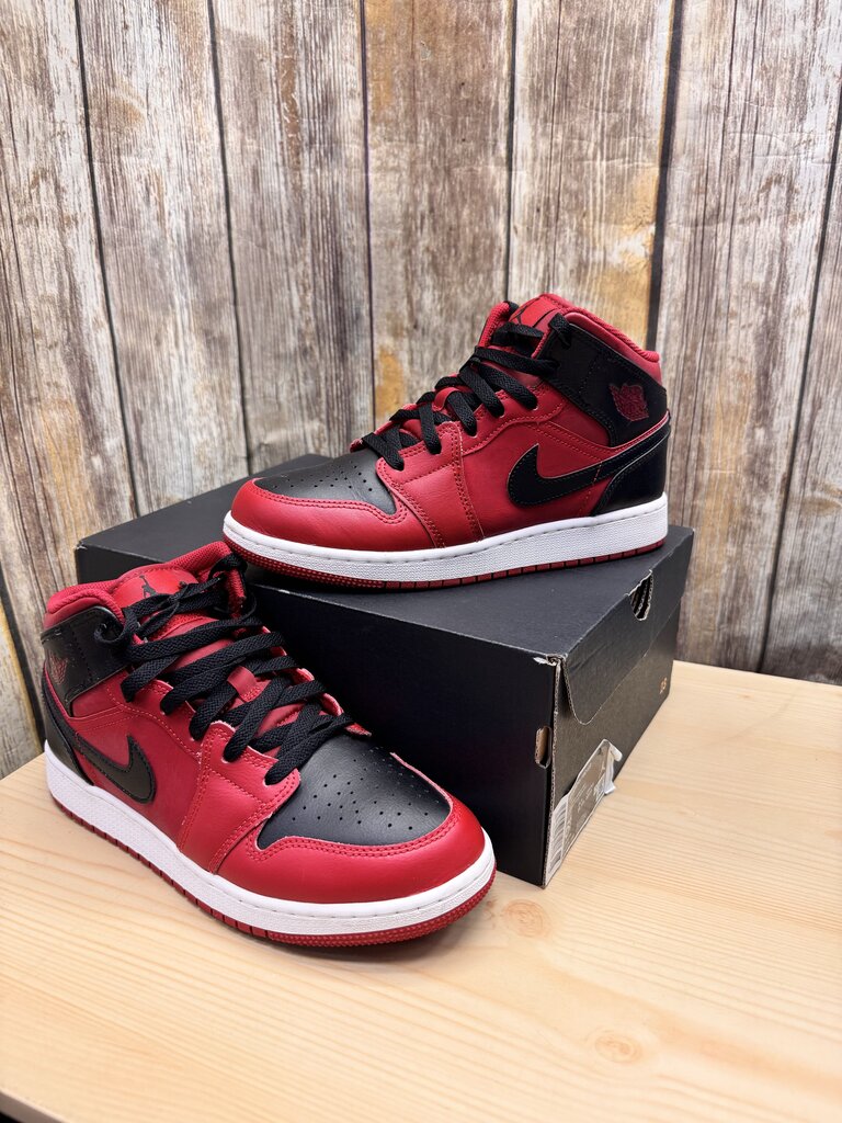 1 Mid 'Black Gym red' w/ box