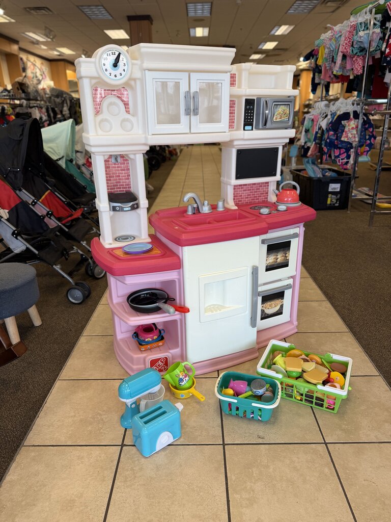 Great Gourmet Soft Pink Plastic Toddler Kitchen