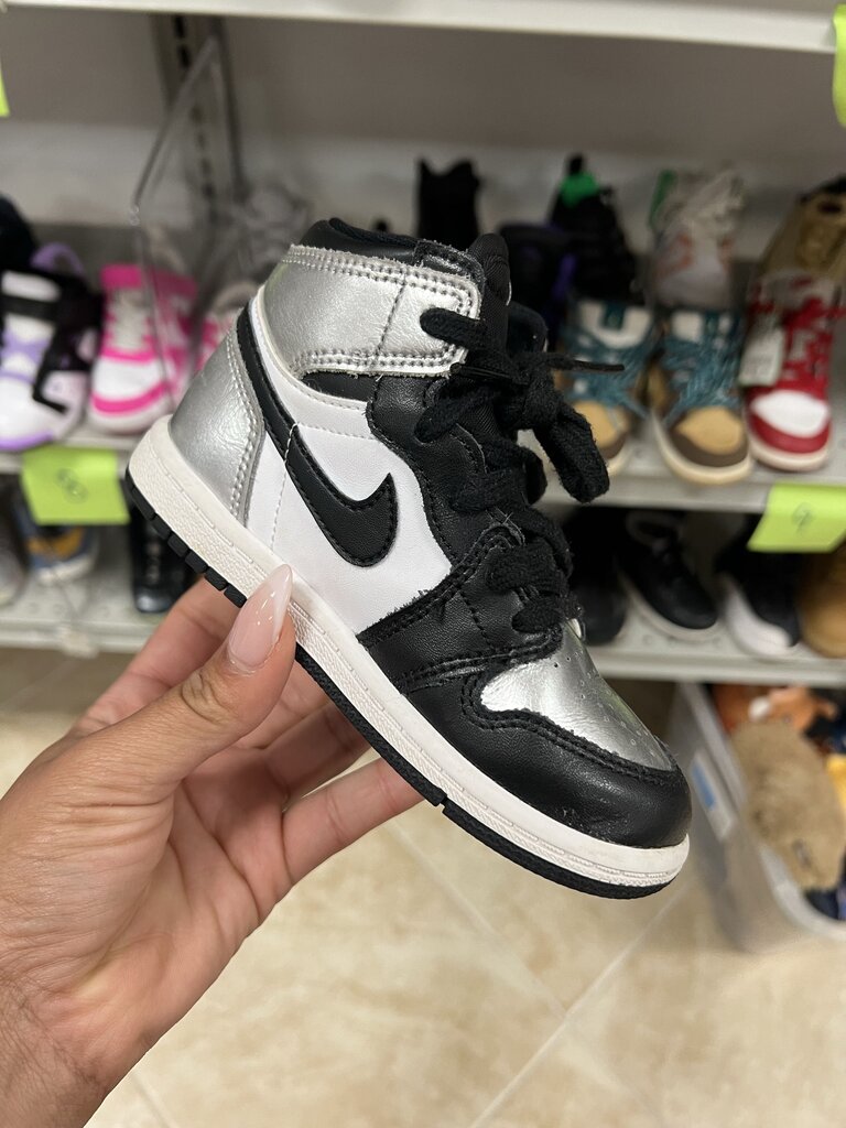 *Retro 1 'Silver Toe'