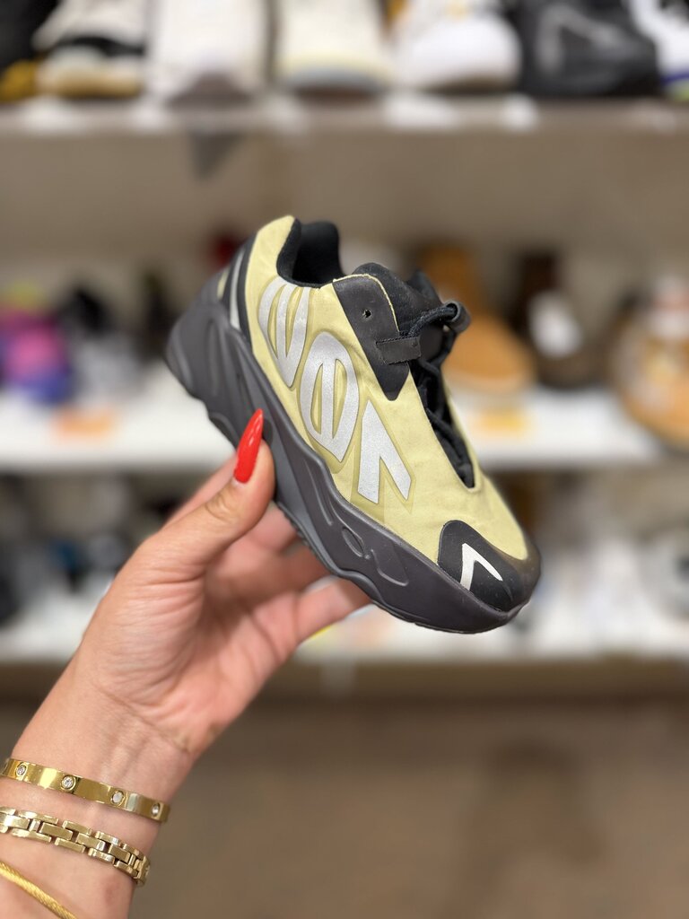 *Yeezy Boost 700