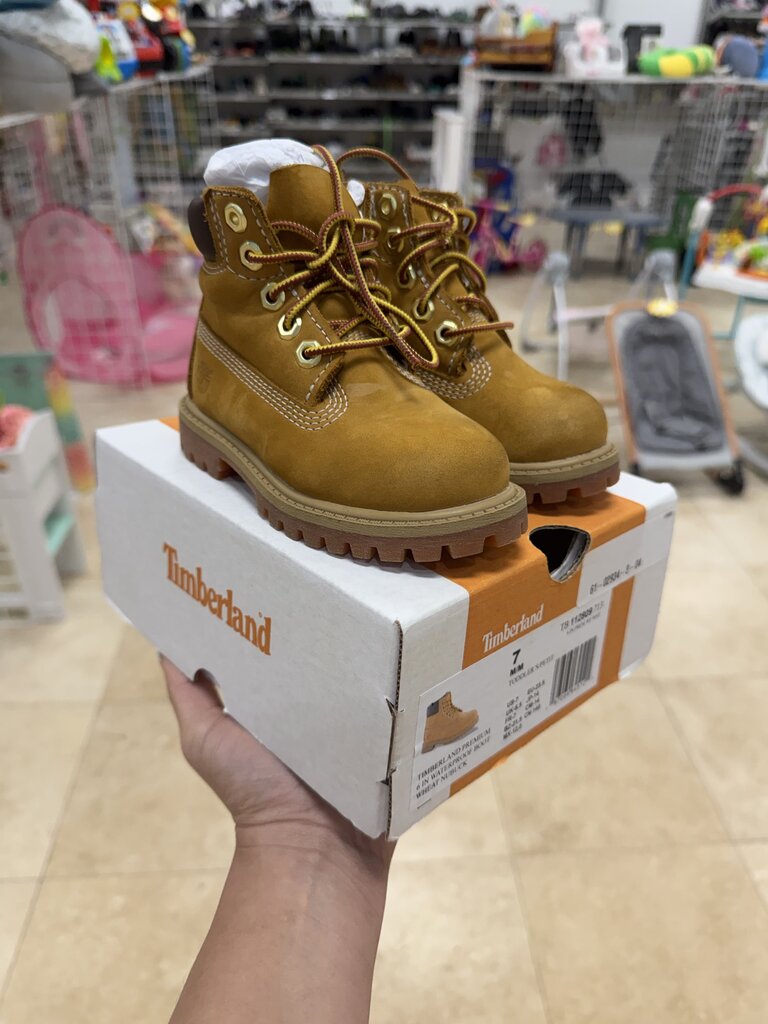 *5 Retro 'Fire Red Black Tongue'