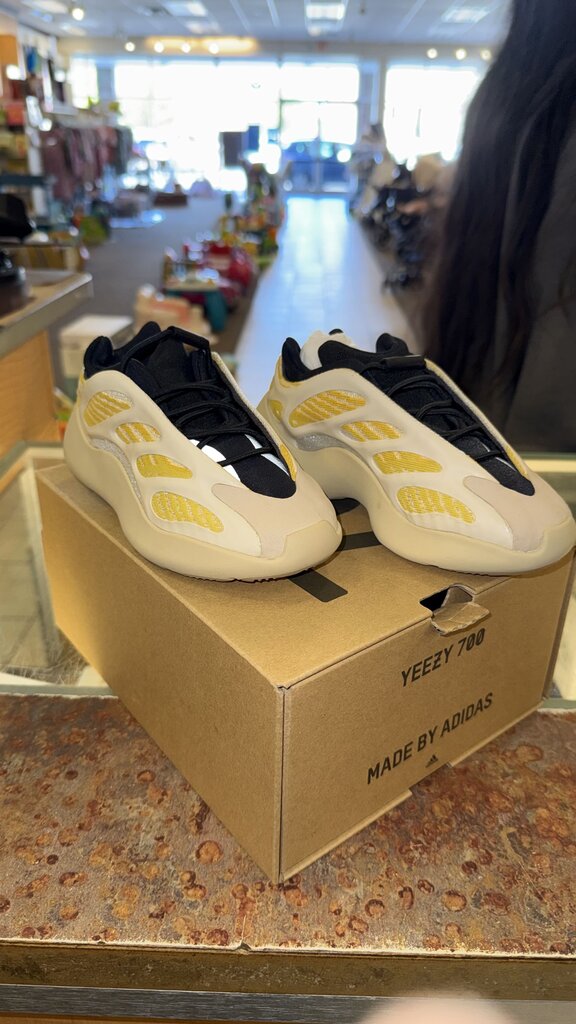 Yeezy 700 V3 W/BOX