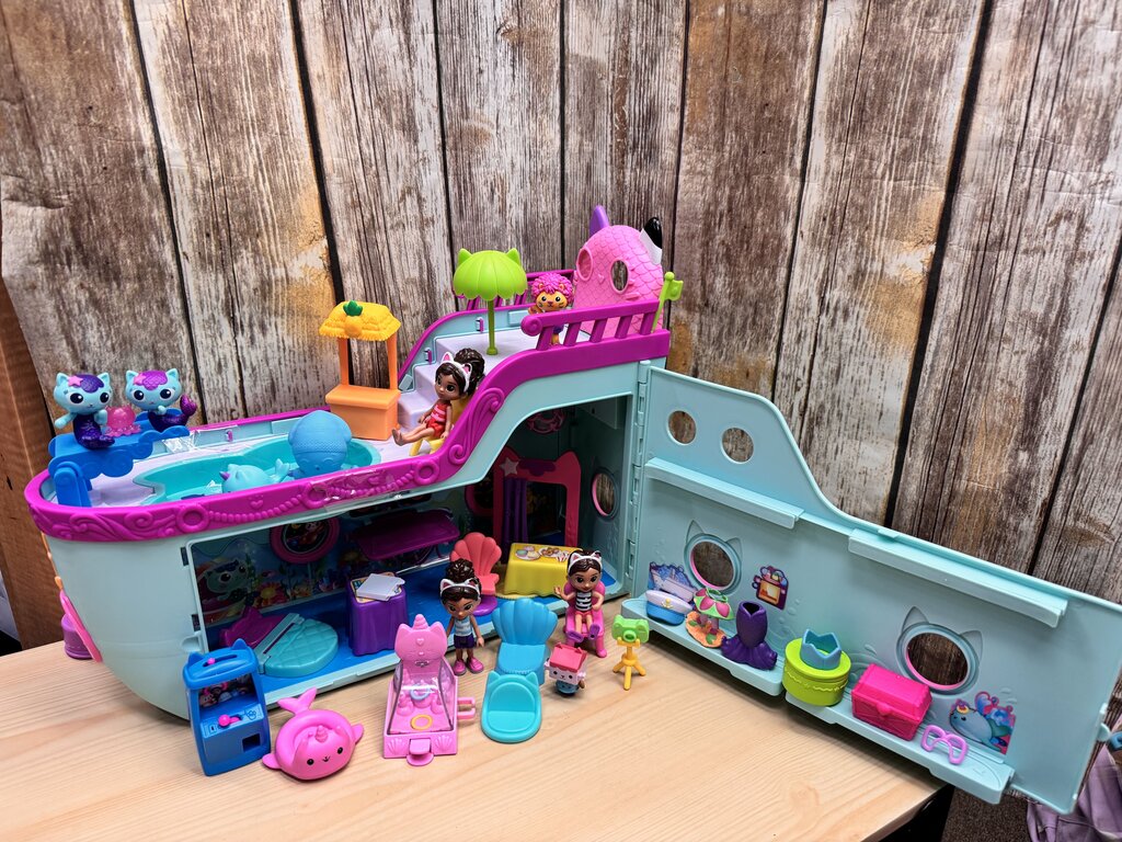 *Cruise Ship w/ accessories