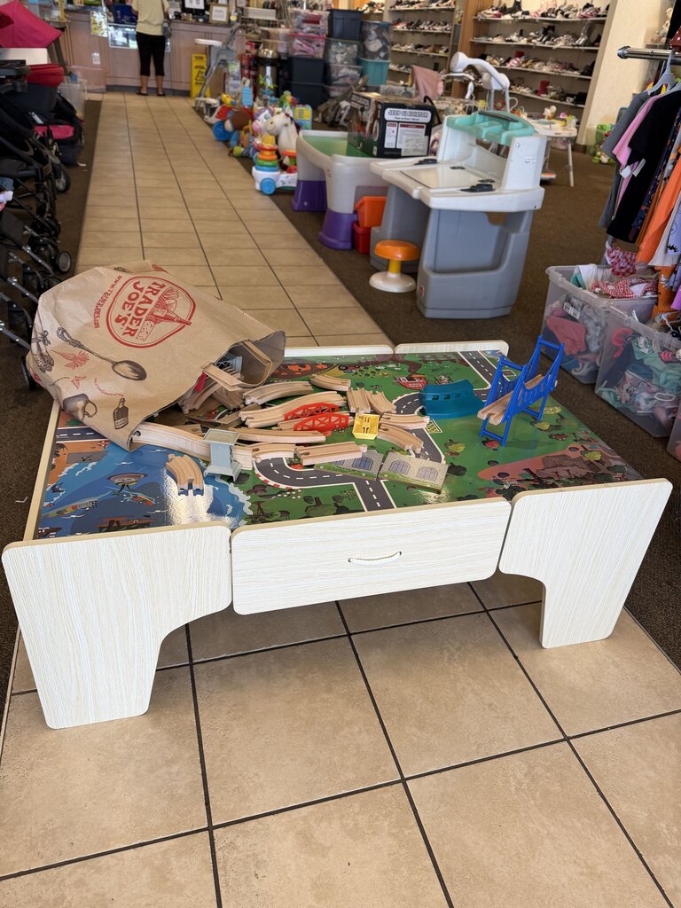 TRAIN TABLE W/ TRACKS