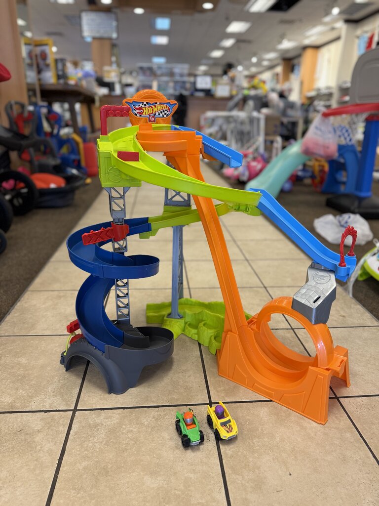 Little People Hot Wheels Spiral Stunt Speedway