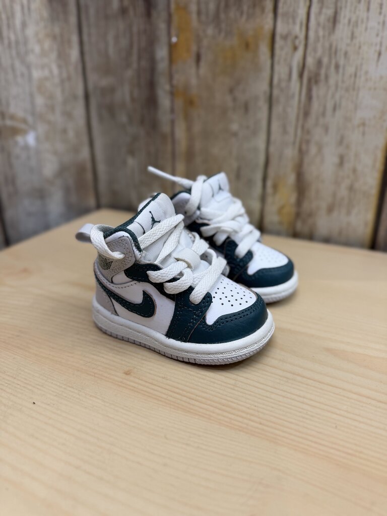 1 Mid SE White Sail Neutral Grey Oxidized Green (TD)